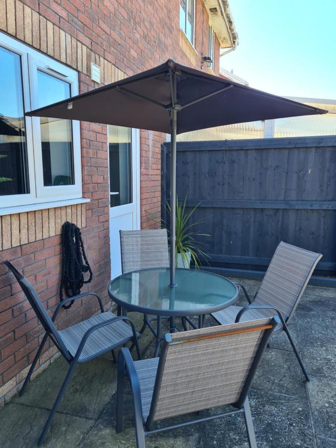 Stunning 2 Bed House Near Coastal Path/Lake/Beach Llanelli Exterior foto